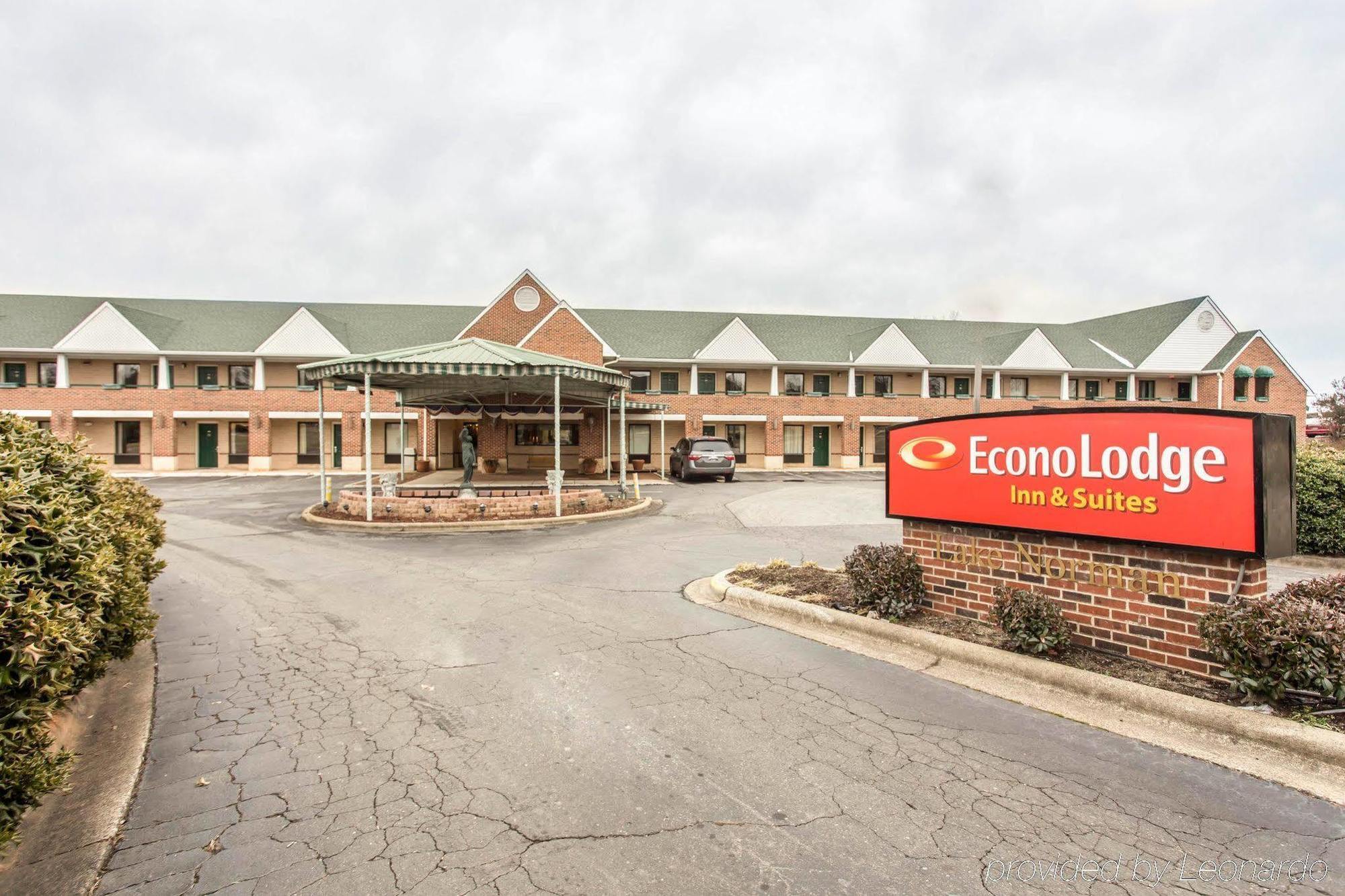 Red Roof Inn & Suites Cornelius - Lake Norman Exterior photo