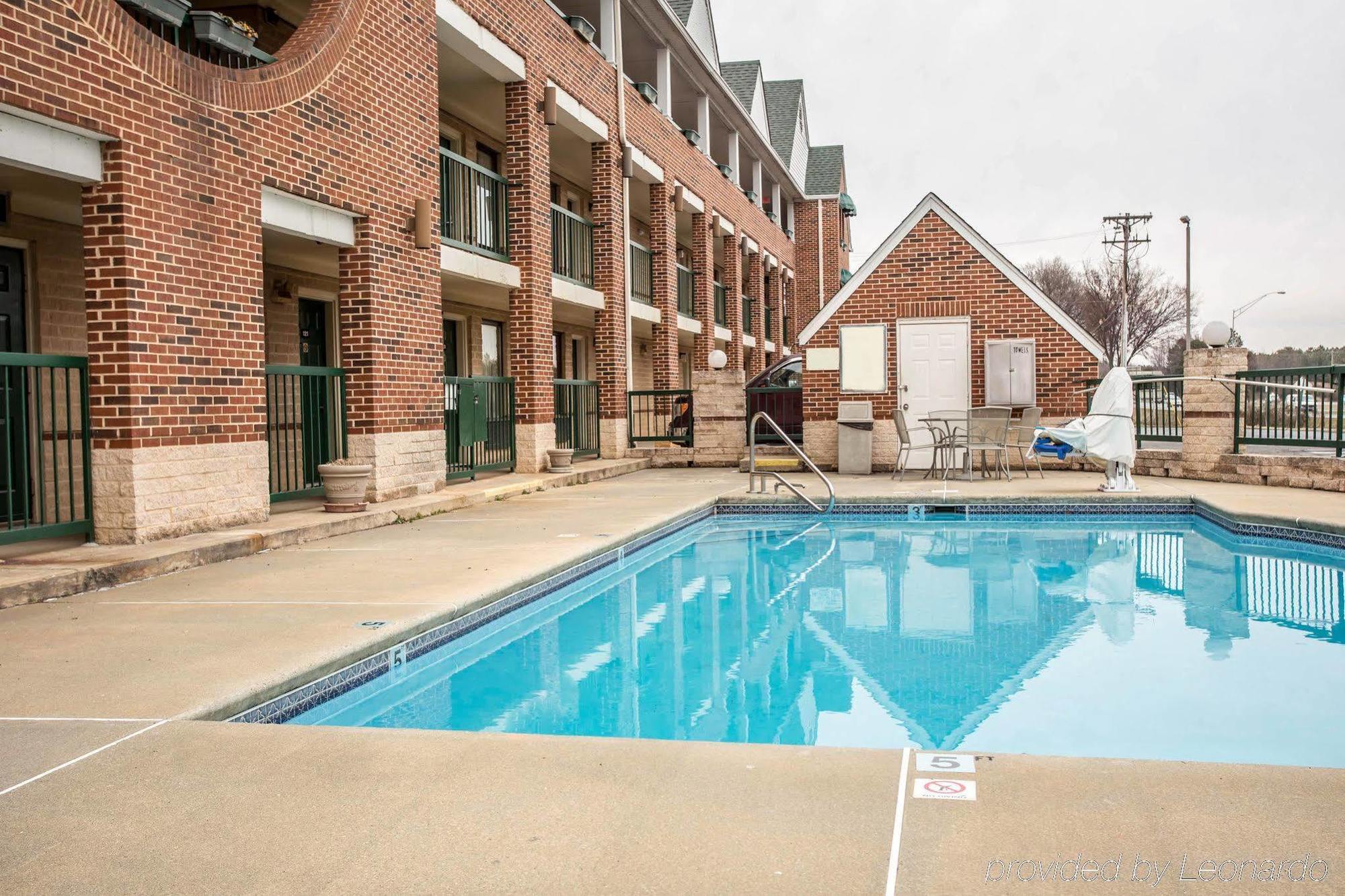 Red Roof Inn & Suites Cornelius - Lake Norman Exterior photo