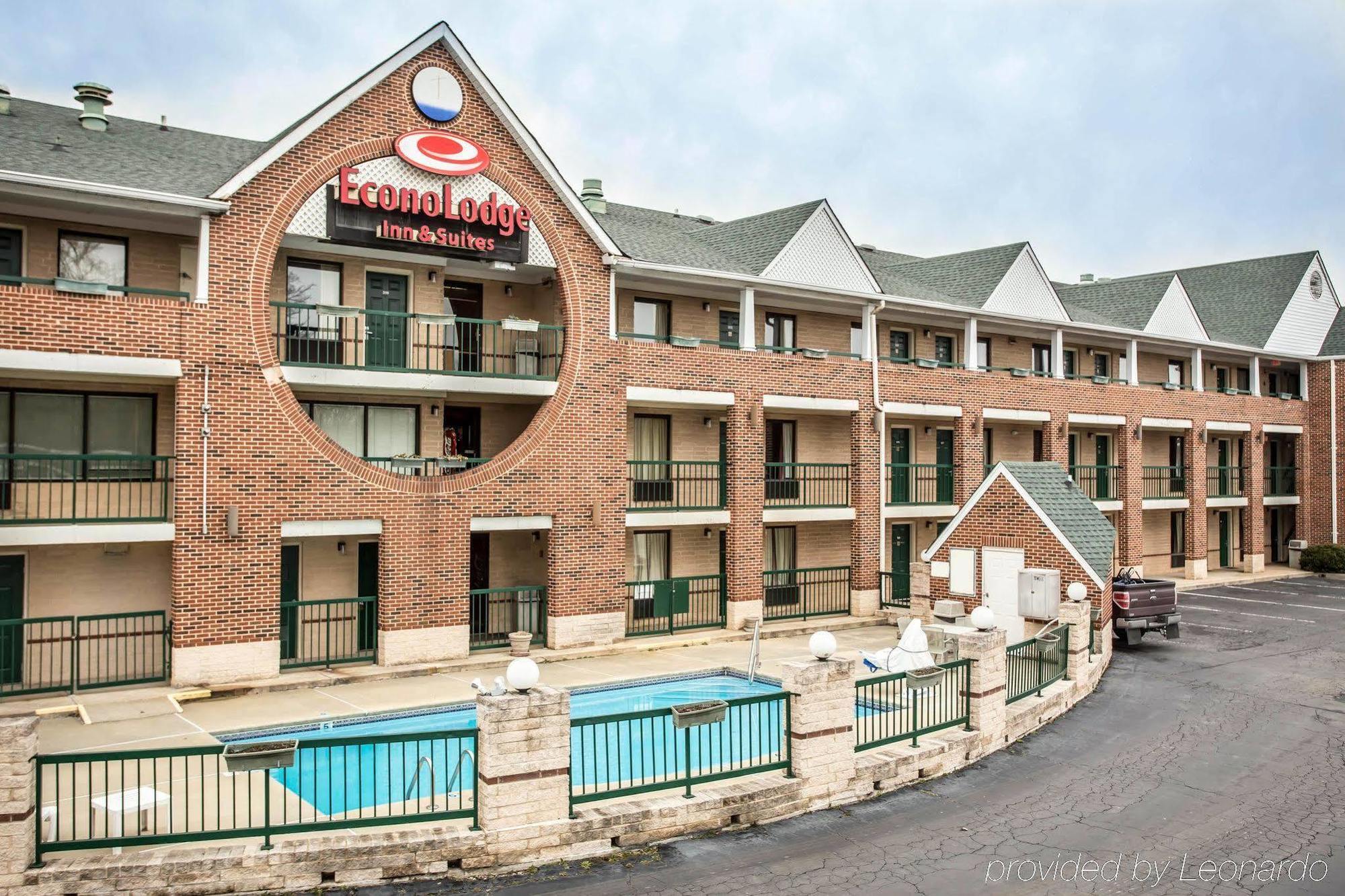 Red Roof Inn & Suites Cornelius - Lake Norman Exterior photo