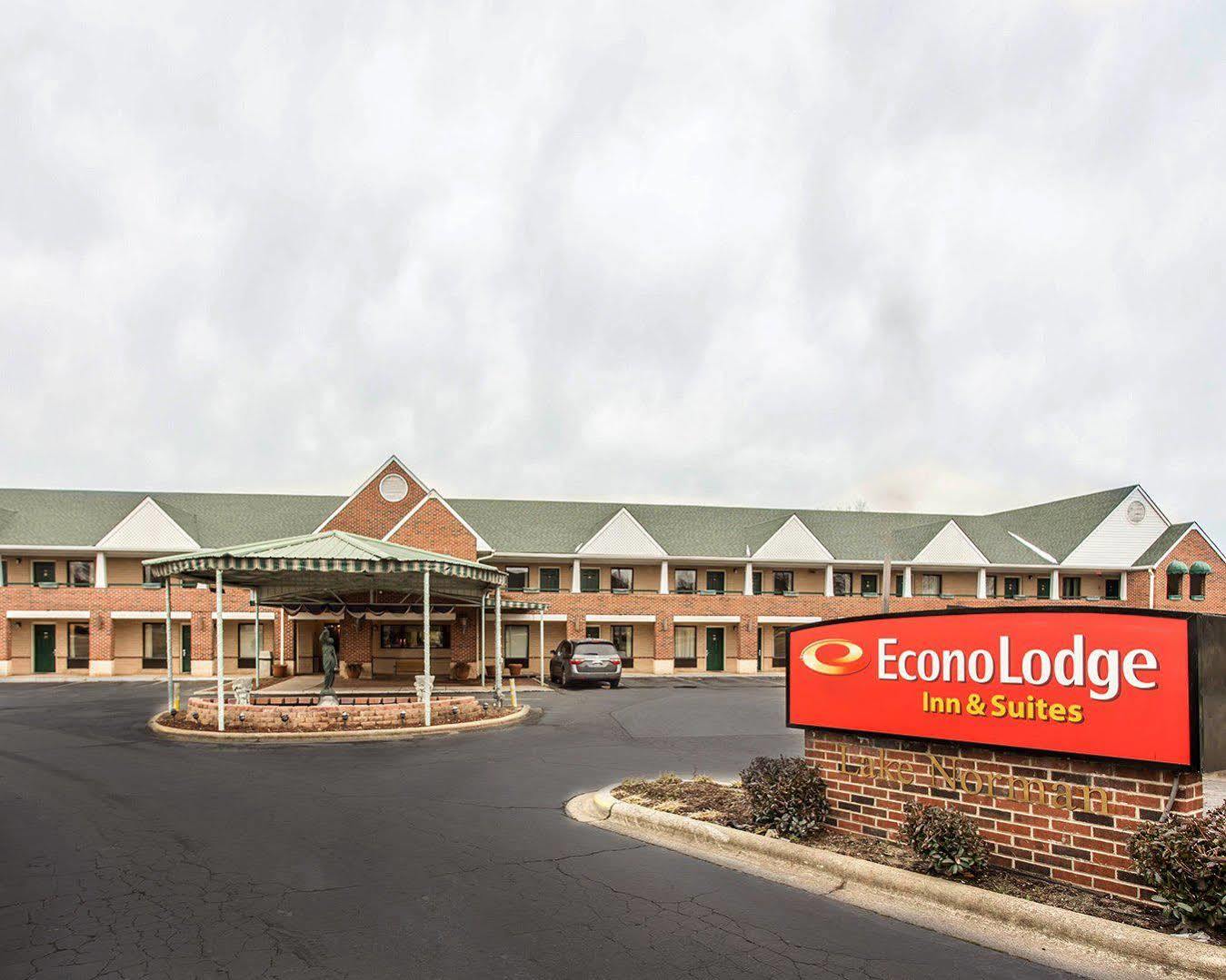 Red Roof Inn & Suites Cornelius - Lake Norman Exterior photo