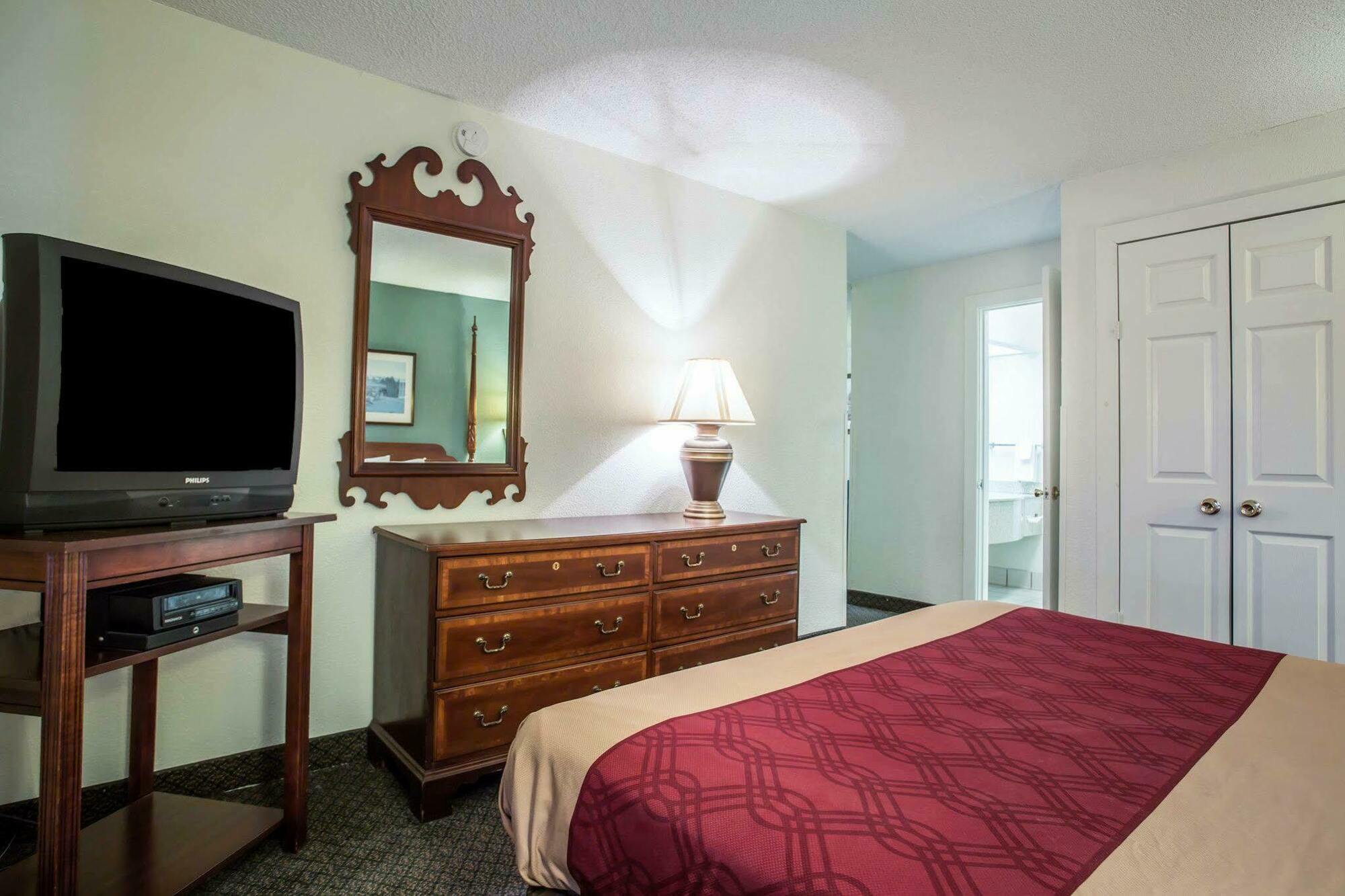 Red Roof Inn & Suites Cornelius - Lake Norman Exterior photo