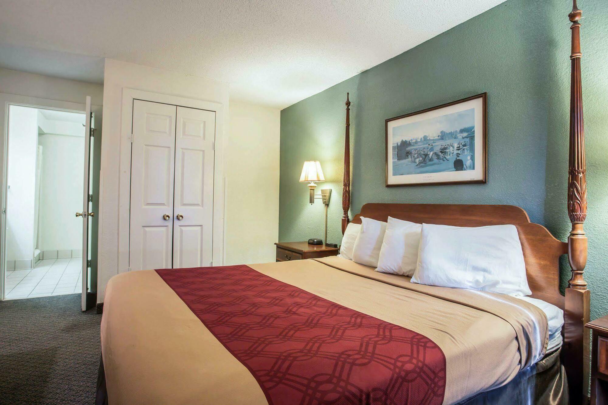 Red Roof Inn & Suites Cornelius - Lake Norman Exterior photo